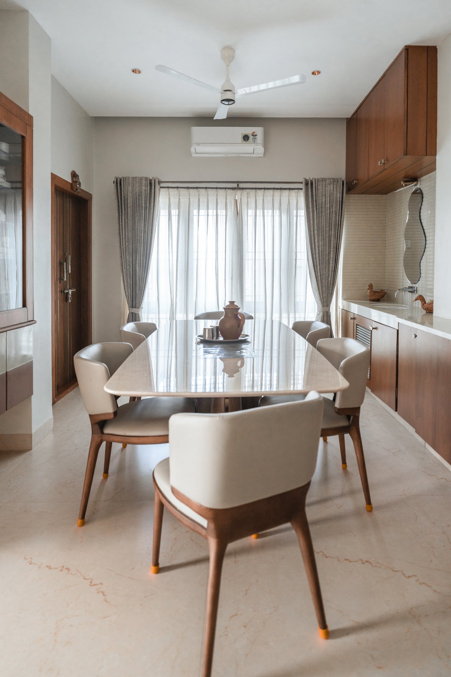 Serene Welcome - Dining Space