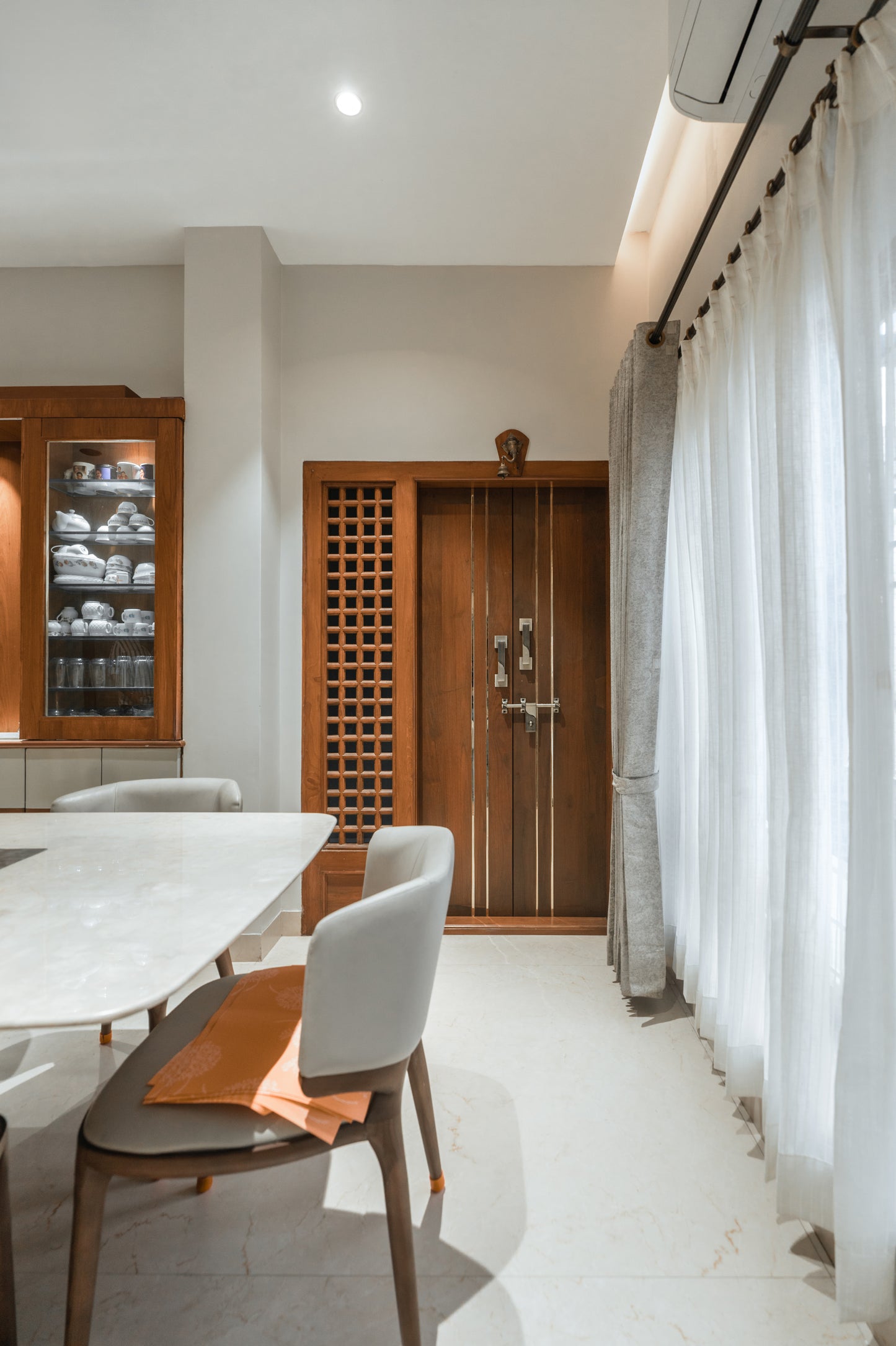 Serene Welcome - Dining Space